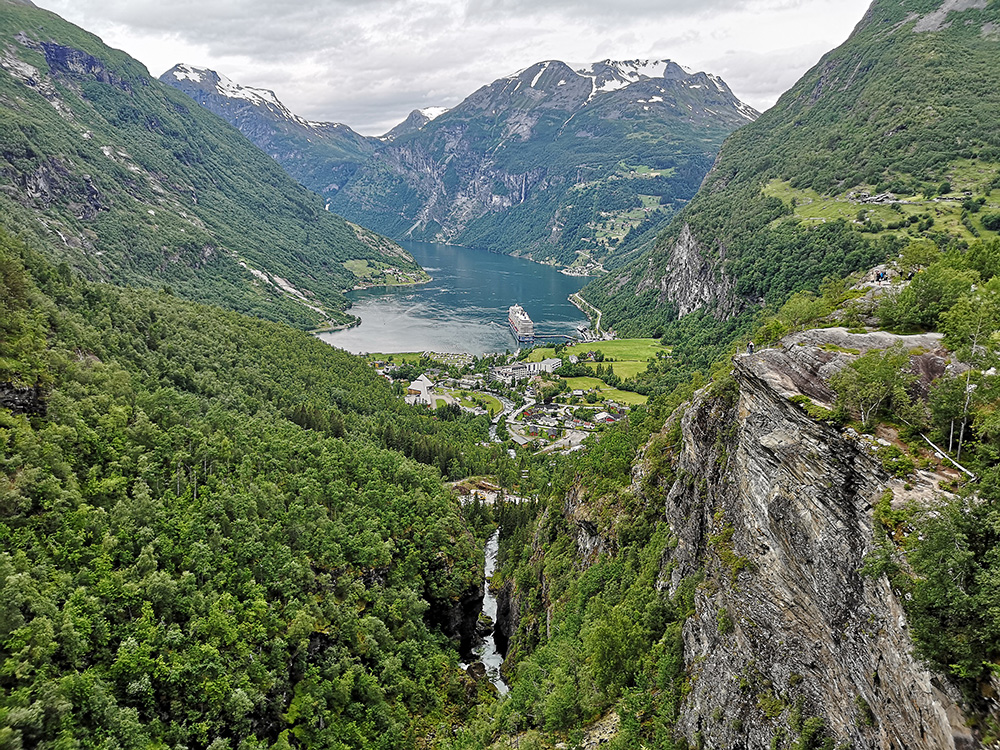 Norwegen - Geiranger und Fjord mit Blick vom Berg, Norbert J. Seifert