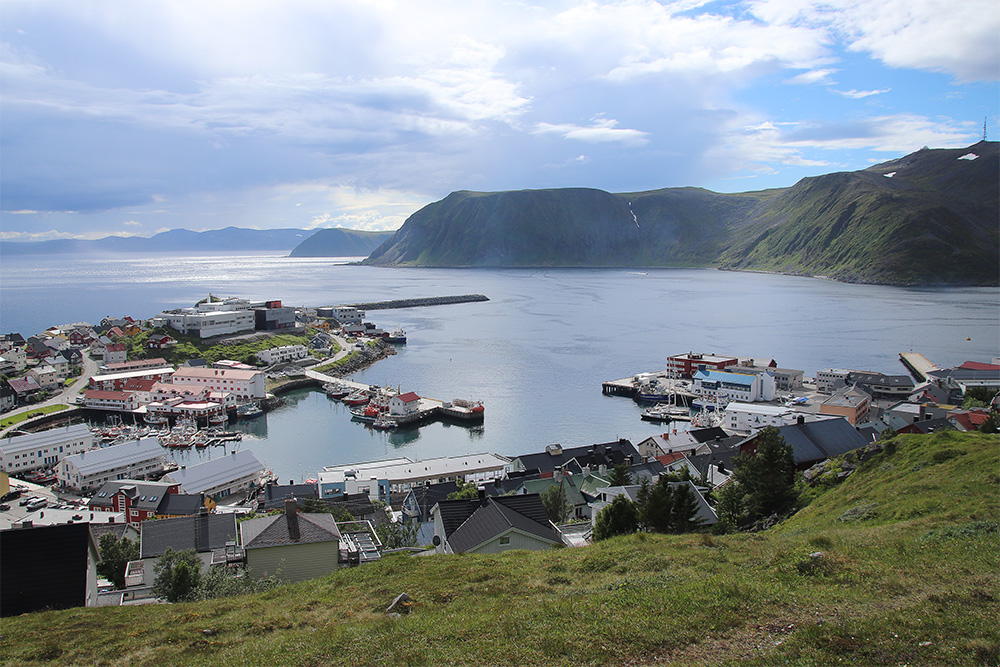 Norwegen - Honningsvåg Hafen mit Blick auf Berge und Meer, Norbert J. Seifert