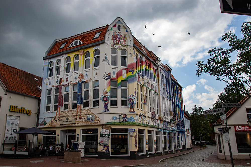 Leer - bunt bemaltes Haus, Norbert J. Seifert